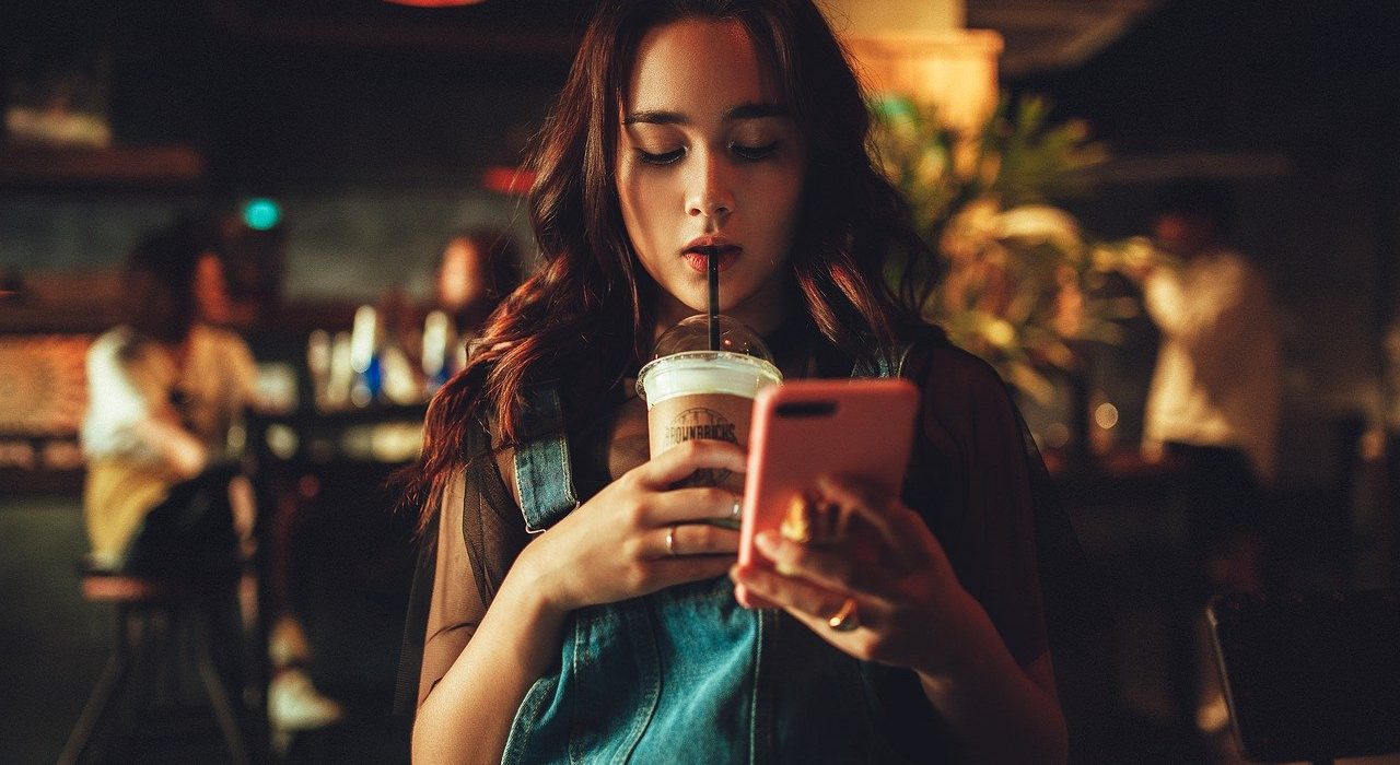 Jak wycisnąć z baterii smartfonu jak najwięcej? Motorola podpowiada