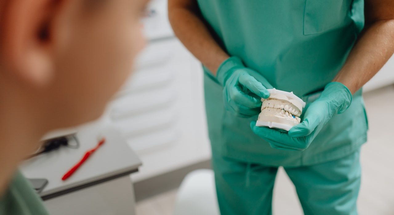 Czym są protezy zębowe?