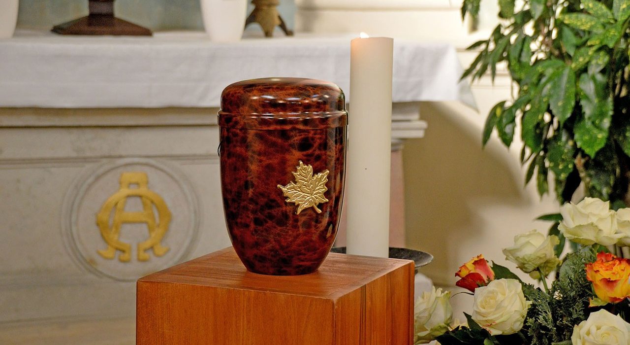 Jak wybrać urnę pogrzebową?