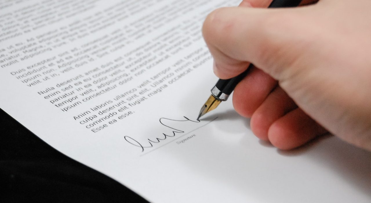 Czy zaświadczenie o niekaralności trzeba tłumaczyć u tłumacza przysięgłego?