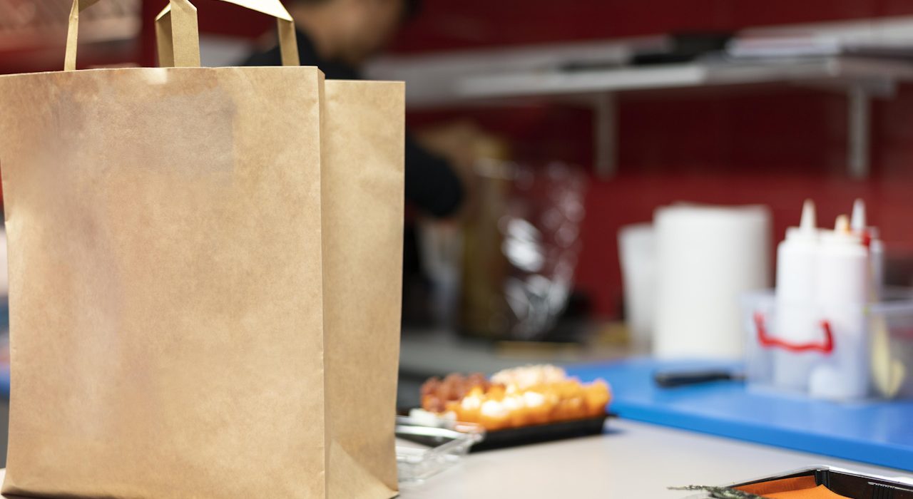 Jakie zalety mają torby papierowe z uchem płaskim?