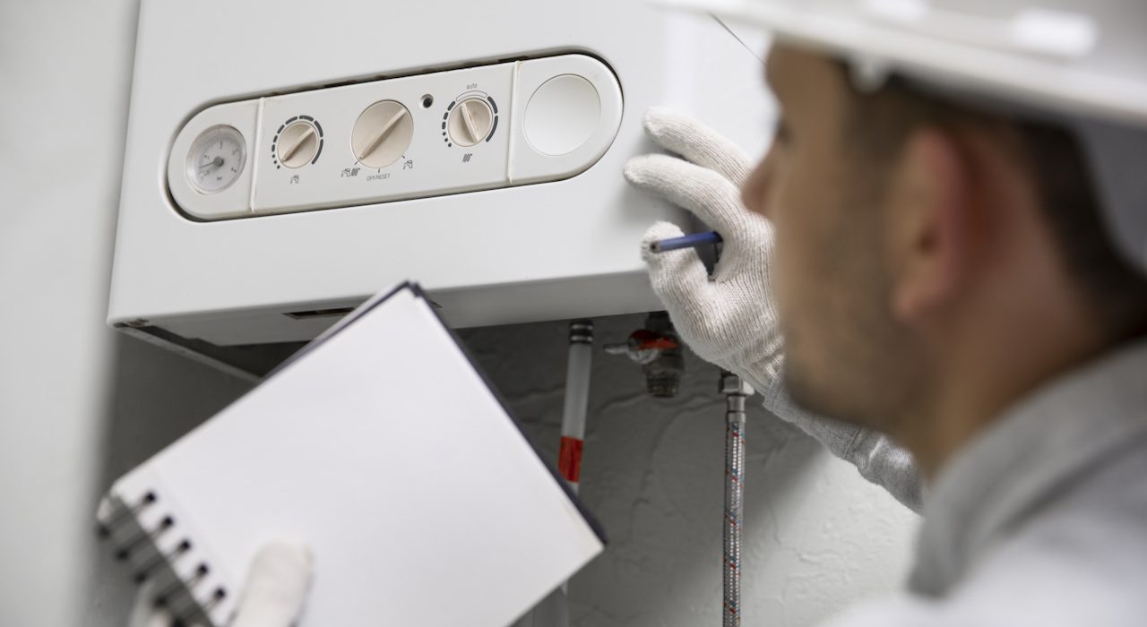 Czym różni się przegląd od pełnego serwisu kotła gazowego?