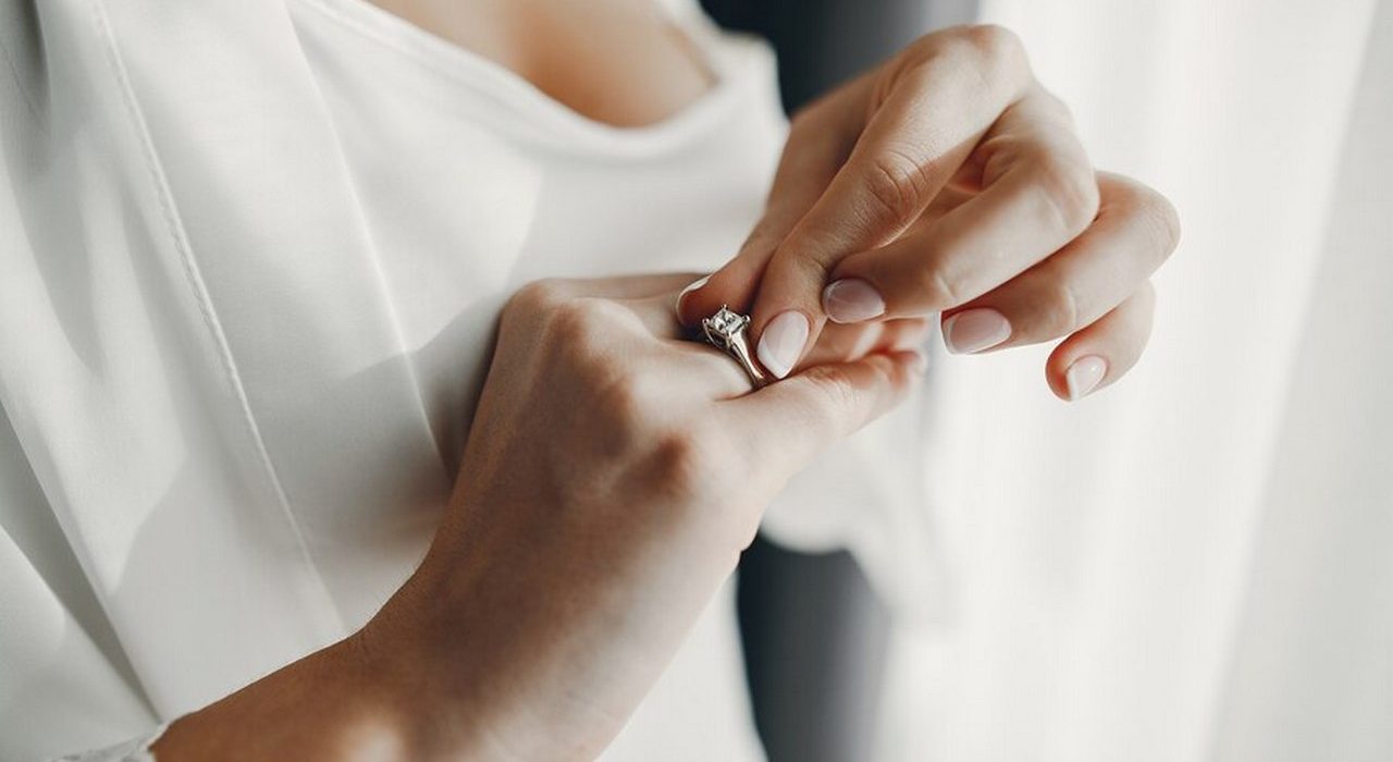 Pierścionek z brylantem – czy to dobry pomysł na zaręczyny?