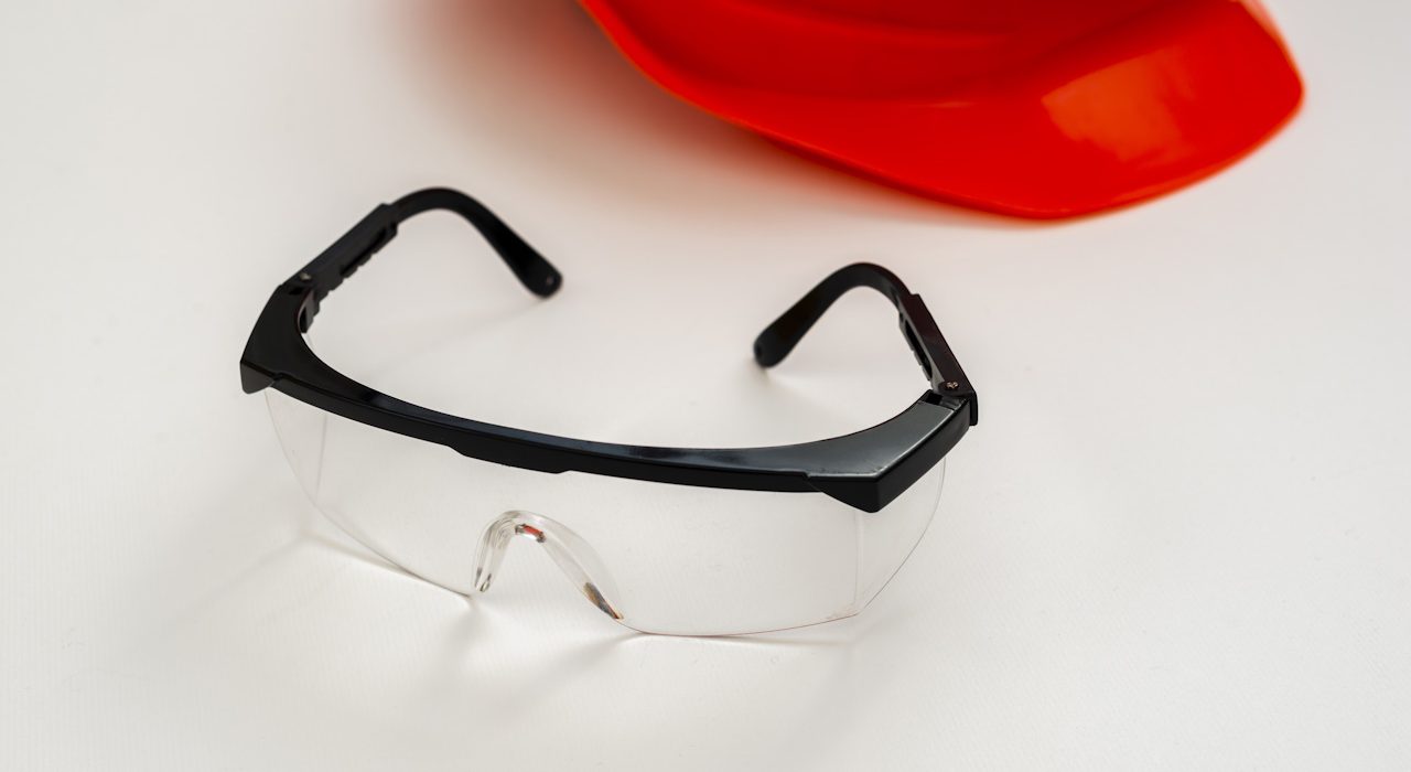 Przy jakich pracach niezbędne są okulary ochronne BHP?