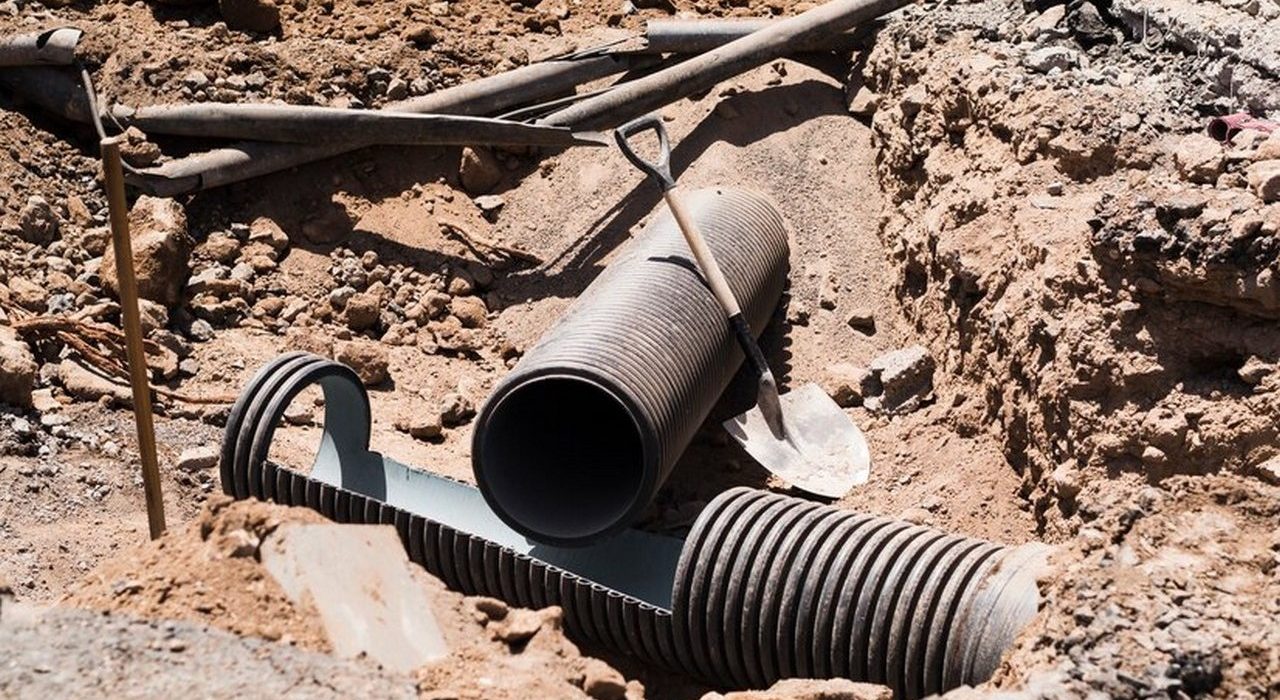 Wykopy i przyłącza kanalizacyjne – kiedy ich realizacja jest niezbędna?