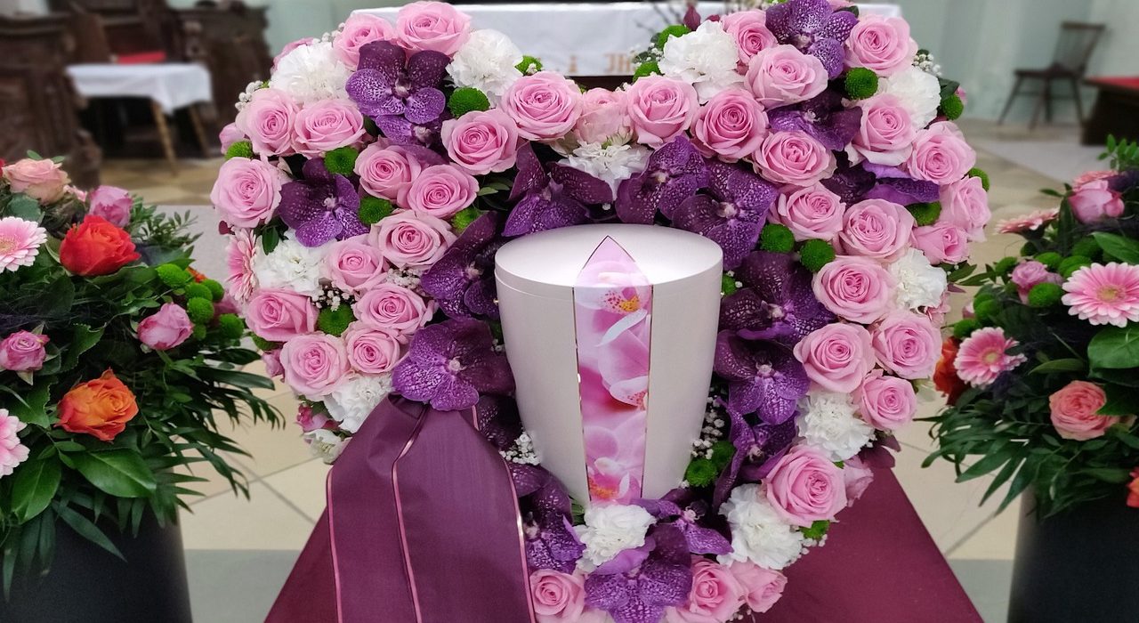 Pogrzeb z kremacją – jak wybrać odpowiednią urnę?